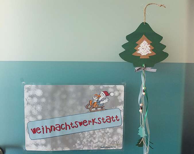 Schild mit Deko Weihnachtswerkstatt