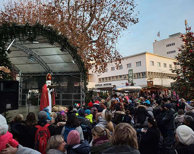 Nikolaus auf der Bühne der Bodensee-Weihnacht